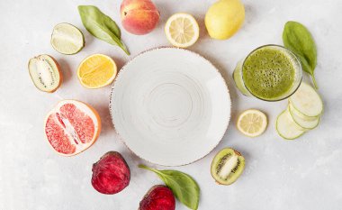 Meyve, meyve ve meyve püresinin ortasında beyaz tabak var. Keto, FODMAP, Paleo, düşük karbonhidrat diyet konsepti, üst görünüm, kopyalama alanı.