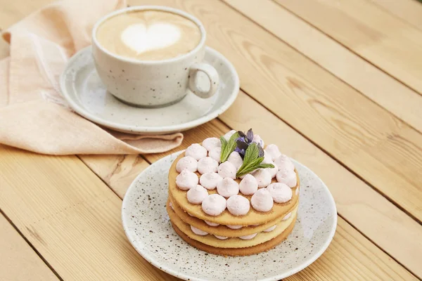 美学餐桌咖啡杯和无糖法国蛋糕蜜露 时间为你自己的概念 — 图库照片