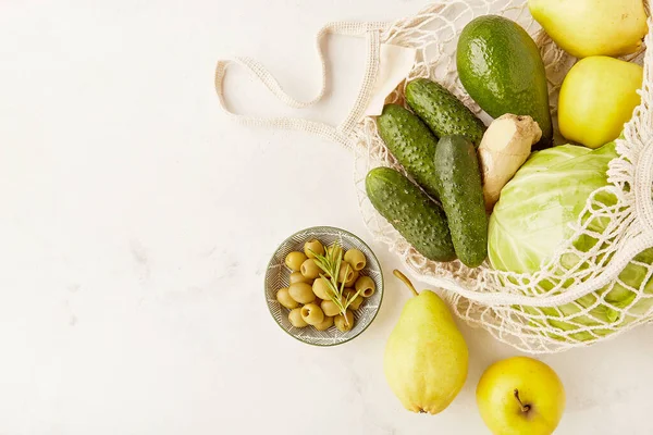 Свіжі Зелені Весняні Продукти Багаторазовій Сумці Оливки Огірки Капуста Фрукти — стокове фото