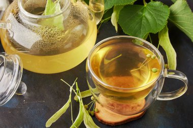 Bir fincan sağlıklı doğal ıhlamur, papatya çayı çiçeği. Doğal rahatlama içeceği, sosyal yardım ve emlak kavramı.