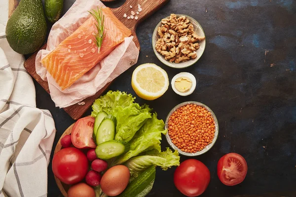 Ketogenik, Paleo, FODMAP, diyet konsepti. Meyveler, sebzeler, füme somon, ahşap dikişli yeşiller.