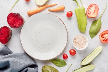 Estetik gıda, bitki temelli, Paleo, düşük karbonhidrat diyeti, Keto, FODMAP konsepti. Sebze ve meyvelerin arasında beyaz tabak iyonu.