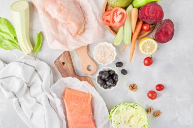 Yaz estetiği Paleo, Fodmap, düşük karbonhidratlı diyet konsepti. Organik sebzeler, tütsülenmiş somon, tavuk filetosu, yeşillikler.