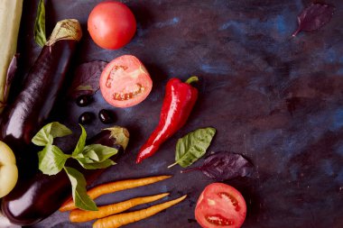 Kırsal arka planda sebzelerin estetik bileşimi. Sağlıklı bitkisel FODMAP, Paleo, Akdeniz diyet gıdaları. Organik sebzeler, yeşillik manzarası. Boşluğu kopyala.