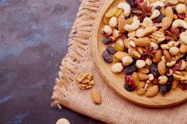 Çeşit çeşit fındıklı, kuru üzümlü ve yaban mersinli Rustik ahşap kase. Fındık, ceviz, badem, kaju. Sağlıklı atıştırmalıklar ve tatlılar