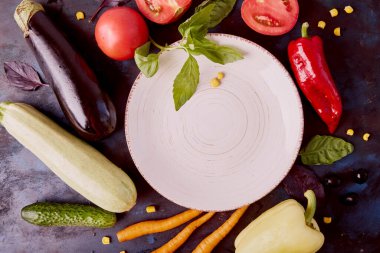 Organik sebzeler ve sebzeler arasında boş beyaz tabak modeli. Keto, FODMAP, Paleo, Bitkisel Diyet Konsepti Üst Görünüm.