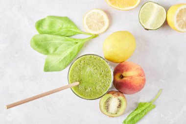 Kivili, narenciyeli, ıspanaklı, şeftalili yeşil smoothie. Vegan, FODMAP, KETO, bitki temelli diyet. Sağlıklı içecek..