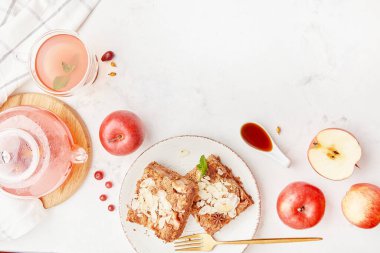 Cam çaydanlıkta sıcak yabanmersini içeceği. Elma ve ballı elmalı turta. Sonbahar dinlenme zamanı. Boşluğu kopyala