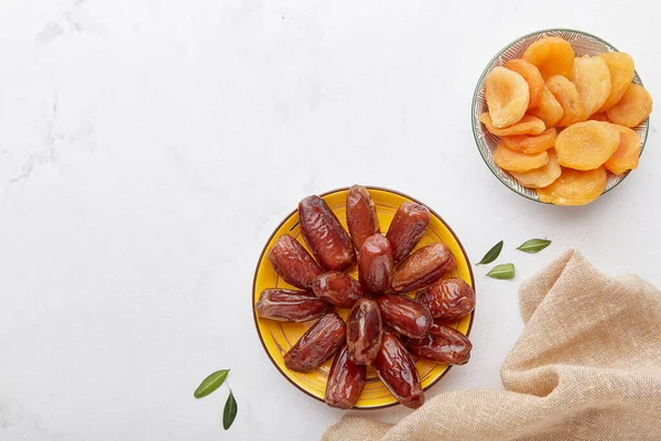 Glüten ve şekersiz atıştırmalıklar, sağlıklı tatlılar. Fast diet yiyecekler - kurutulmuş kayısılar, hurmalar.