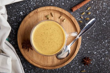 Hint doğal masala çayı. Süt ve baharatlı geleneksel sıcak içecek, kakule, yıldız anason, tarçın....