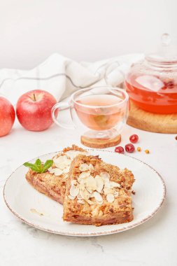 Elmalı ve ballı ev yapımı elmalı turta, cam çaydanlık ve kızılcık çaylı bardak - sonbahar masası.