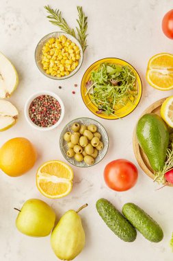 Bitki temelli, FODMAP, Akdeniz, KETO diyet mutfağı için organik gıda menüsü. Meyveler, sebzeler, yeşiller, turunçgiller, zeytinler. Detoks, sağlıklı yaşam tarzı konsepti.