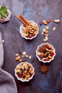 Karışık fındıklı estetik tabaklar. Sağlıklı yiyecek ve atıştırmalıklar. Ceviz, badem, fındık ve kaju. Kuru üzüm ve kızılcık