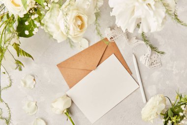 Estetik pastel kağıt arka plan. Davetiye, dilek, kartpostal, beyaz Eustoma, güller ve Gypôila üst görünümü arasında metin için maket ve zarf. Biyofilik iç mekan, rahat ev. Boşluğu kopyala. 