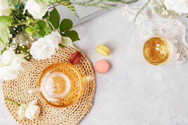 Kulaklık, bitki çayı, dizüstü bilgisayar. Serbest çalışma, uzaktan çalışma konsepti. Estetik çay saati, kadınsı meditasyon yaşam tarzı, rahat bir ev. Boşluğu kopyala.