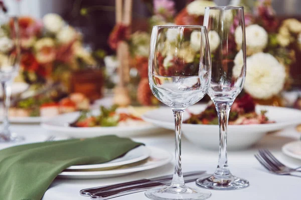 美观时尚的秋季餐桌布置 插花插蜡烛 舒适的假日餐桌布置 复制空间 免版税图库图片