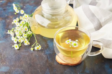 Doğal organik papatya çayı, camdan yapılma. Sağlıklı, sıcak bir içecek..