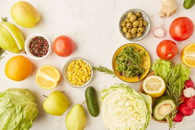 Detoks, sağlıklı yaşam tarzı. Sebze, meyve, sebze, narenciye, zeytin. FODMAP, Düşük karbonhidrat, Akdeniz, Bitki temelli diyet gıdalar