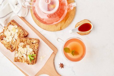 Estetik lagom sonbahar sofrası - ev yapımı tarçınlı tarçınlı turta ve bir bardak yabanmersinli kızılcık çayı ile çaydanlık.