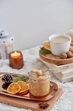 Estetik Noel kahvaltısı. Ev yapımı fındıklı karamelli kahve ve kavanoza serpilmiş sıcak bir ev kahvesi..