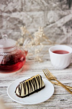 Keçiboynuzu, çaydanlık ve bir fincan doğal çayla vejetaryen tatlı yok. Sağlıklı kahvaltı..