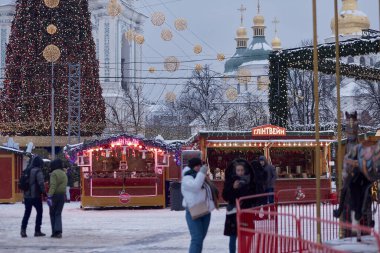 Kyiv, Ukrayna - Ocak 2022 Noel ağacı, kilise, atlıkarınca ve ışıklarla dolu açık hava Noel festivali. Savaştan önce bayram.