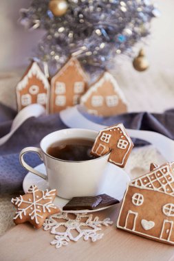 Kış sofrası kurma, estetik Noel yemeği. Hoş zencefilli kurabiye evleri ve sıcak kahve. Sıcak bir ev. Kendine zaman ayır..