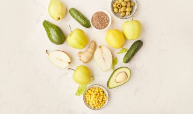 Sağlıklı FODMAP, Paleo, Akdeniz diyet gıdası şeklinde sarı ve yeşil renkli. Organik meyve, sebze, yeşillik, keten tohumu, zeytin.