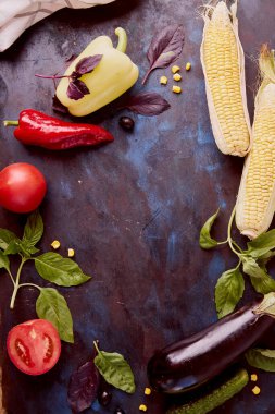 Sağlıklı bitki temelli FODMAP, Paleo ve Akdeniz diyet gıdalarının estetik bileşimi. Organik sebzeler, yeşillik manzarası.