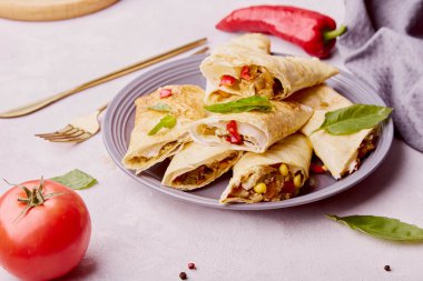 Vejetaryen Güneybatı Yumurta Yuvarlakları karışımı mısır, siyah fasulye, kırmızı dolma biber, baharatlı jalapeno ve yumurta sarması. Alternatif yiyecekler.