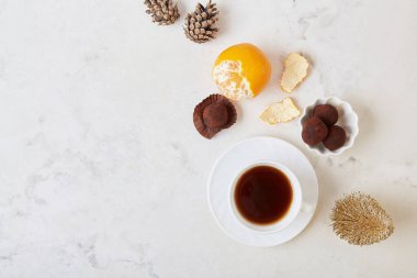 Kahve, yer mantarı, mandalina ve koni manzaralı Noel masası sahnesi. Boşluğu kopyala.