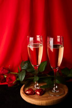 Estetik Aziz Sevgililer Günü arkaplanı şampanya, kırmızı güller, şekerler. Boşluğu kopyala.