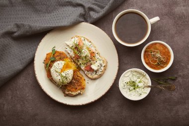 Kabak soslu düşük karbonhidratlı sandviç ve Yunan yoğurdu, yumurta, somon balığı, kahve fincanı. Düşük kalori, FODMAP, KETO diyeti, süper yiyecekler. Üst görünüm.