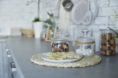 Stüdyo mutfağında plastik yiyecekler. Atış konsepti.