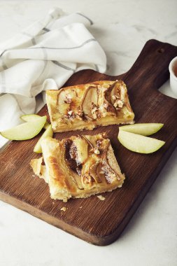 Puf börekli mini tartlar, armut parçaları, camembert, ceviz ve bal. Yukarıdan görüntüle.