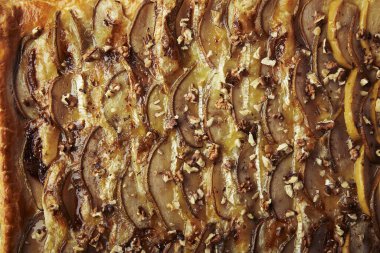 Estetik ev yapımı pasta, puf böreği, armut dilimi, camembert, bal, ceviz yakın plan. Taze pişmiş tatlı. Gıda arkaplanı.