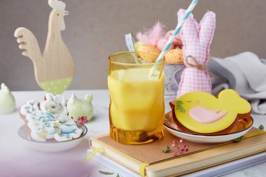 Paskalya sofra takımı, bir bardak süt ve masa dekorasyonlu süslü kurabiyeler. Bahar sıcacık estetik mutfağı