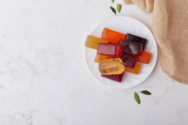 Doğal şekersiz, glütensiz ev yapımı marmelat. Sağlıklı beslenmeye, diyete ve çocuklara uygun.