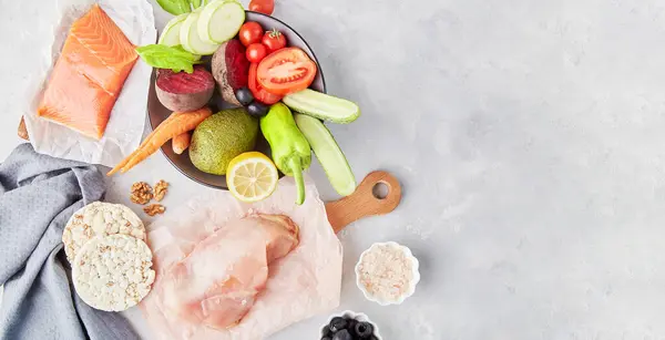 Düşük karbonhidrat menüsü, FODMAP diyet yemeği. Sebze, meyve, tavuk fileto, füme somon, yeşil, fındık, zeytin. Sağlıklı yaşam tarzı