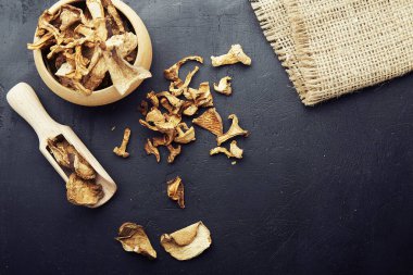 Köy arka planında kurutulmuş porcini ve chanterelle mantarı. Antioksidan zengini yiyecekler. Doğal vahşi yiyecekler..