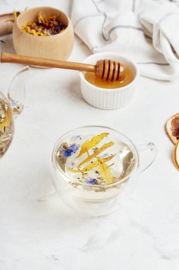 Alp sağlığı iksiri, cam bardakta doğal çay. Saf sağlık esansı - Alp çayı temel gereksinimleri