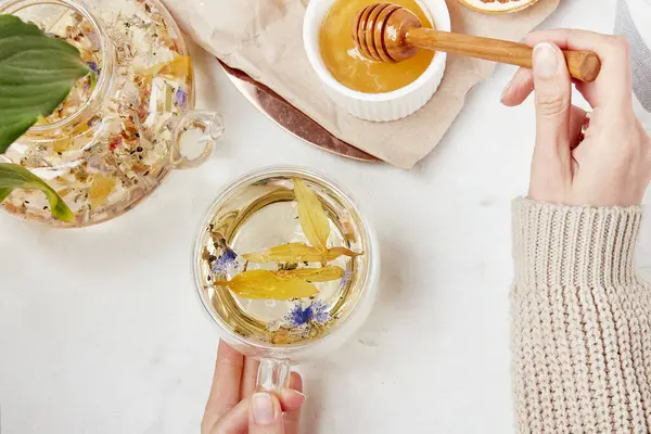 Kadın Elleri Çay Fincanına Bal Ekler Sağlıklı Dağ Bitkisel Çay Telifsiz Stok Imajlar