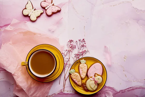 美感油腻的复活节餐桌自制饼干和咖啡平铺 春天食物烘焙的复活节标志 图库图片