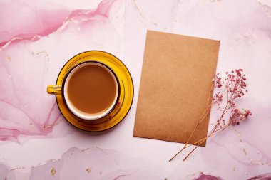 Kağıt maketi, bir fincan kahve ile el işi kartı. Sıvı sanat ve Gypúila dekorasyonları düzdü. Dilek konseptine yer.