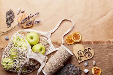 Estetik, doğal, çevre dostu, sıfır atık konsepti. Elmalı, ağaç kabuklu, lavantalı, çakıl taşlı. Sürdürülebilir, plastiksiz yaşam tarzı, buruşmuş kağıt, kopyalama alanı