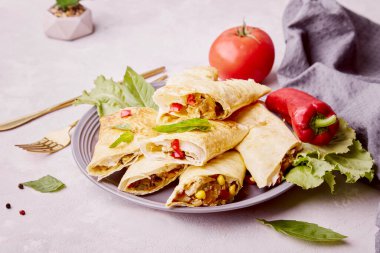 Güneybatı Egg Rolls kombinasyonu mısır, siyah fasulye, kırmızı dolma biber, baharatlı ve tatlı baharatlı jalapeno ve yumurtalı dürüm. Vejetaryen alternatif yiyecekler.