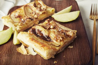 El yapımı mini tartlar, puf böreği, armut parçaları, camembert, ceviz ve bal.