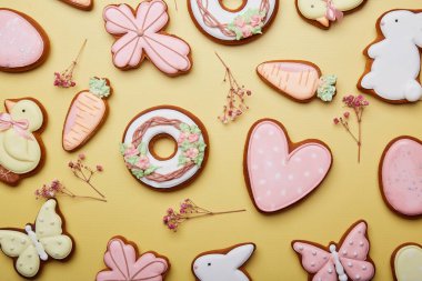 Paskalya bayramı kurabiyelerinin arka planında çingene süslemeleri var. Paskalya yemeğinin pastel sembolleri. Bahar Paskalya kartı düzdü.