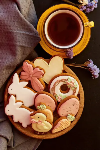 美学节日复活节饼干 茶杯关闭 假日食品 茶点时间 图库照片