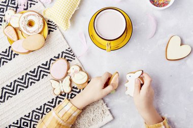 Lezzetli Paskalya gelenekleri. Bayramlık Paskalya aromaları. Mutlu Paskalyalar. Tatlı kakao ve kurabiye.